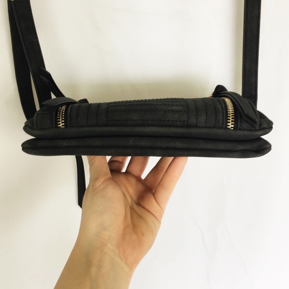 Gray vegan suede zippered crossbody bag - Picture 3 of 7